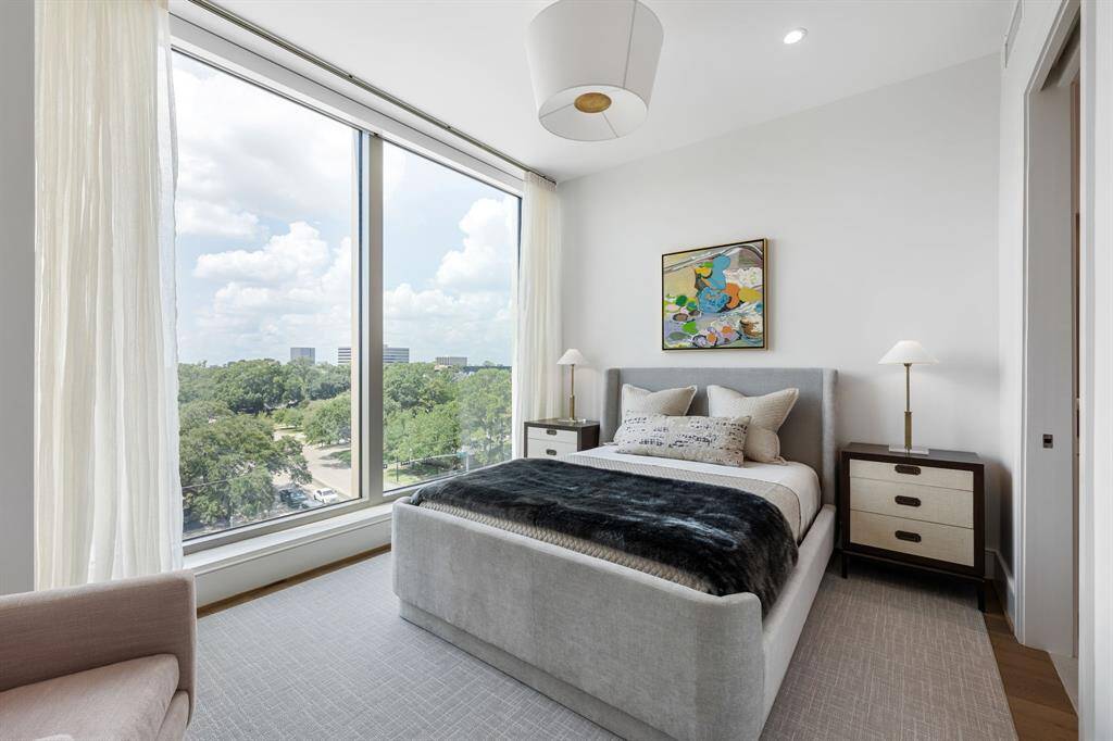 Another En-suite guest bedroom with floor-to-ceiling windows and spectacular Southern views