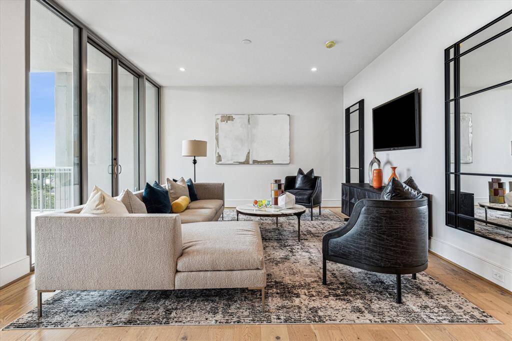 Alternate view of living space.