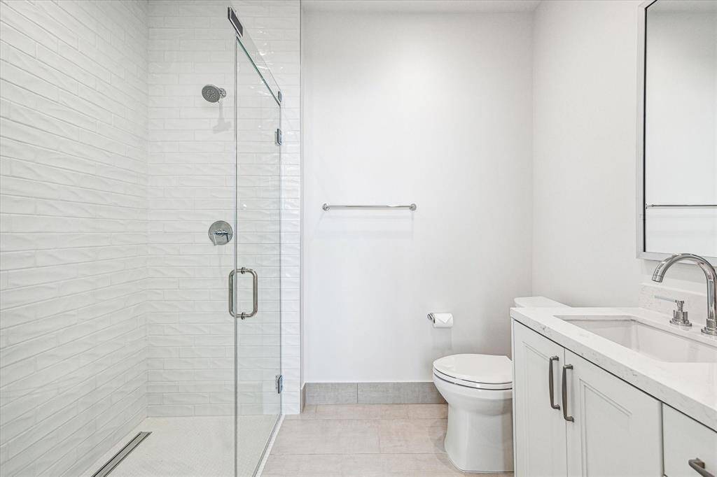 Alternate view of the En-suite guest bathroom.