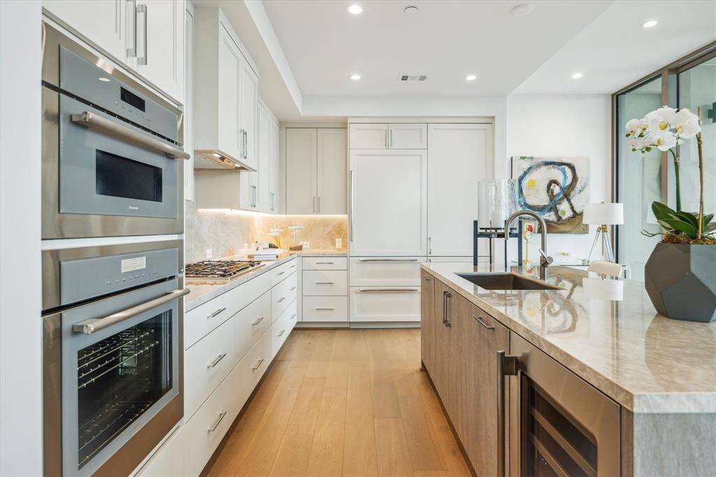 Spacious Kitchen featuring top-of line Thermador appliances, Wine Chiller and Sub-zero refrigerator with two freezer drawers