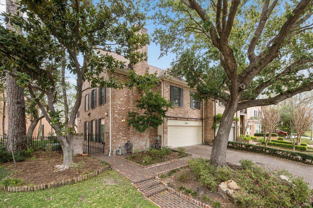 This beautifully updated brick townhome offers first-floor living with an elevator installed. Extensively remodeled in 2018, with a showstopper Kitchen, Primary suite w/dual baths, 2-car garage w/EV charger and gorgeous ravine views.