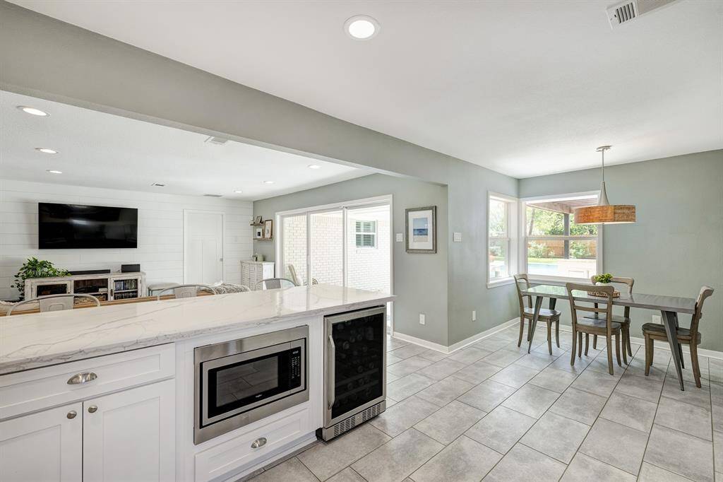 Breakfast nook with corner windows