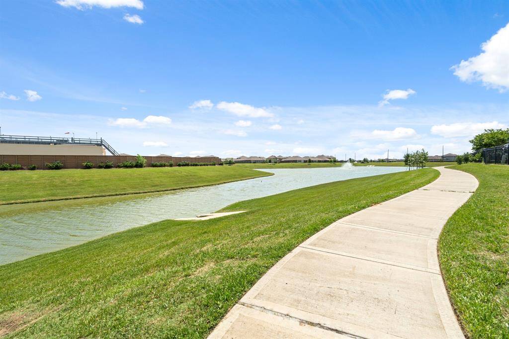 Walking trails around ponds for outdoor strolls.