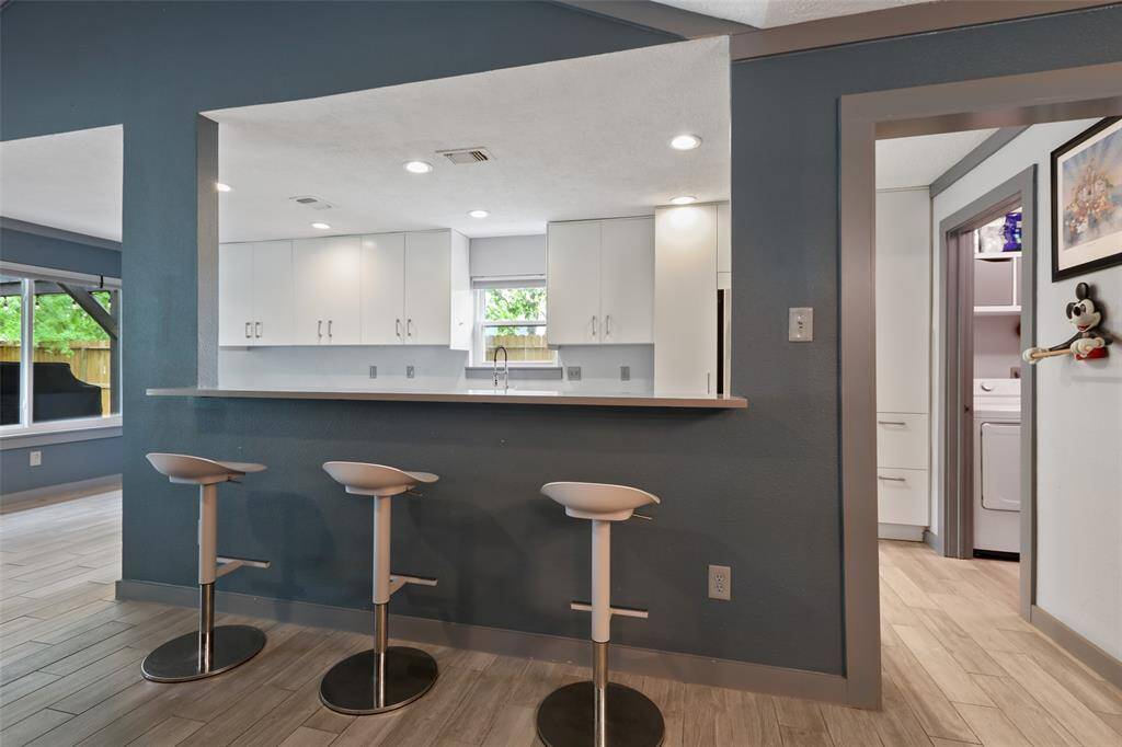 The spacious breakfast bar connects the kitchen to the living room.
