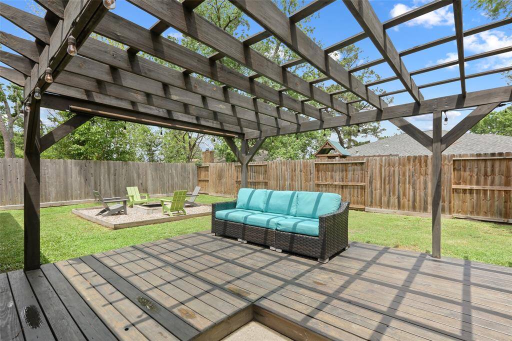 The deck provides a great space to BBQ or relaz with friends.