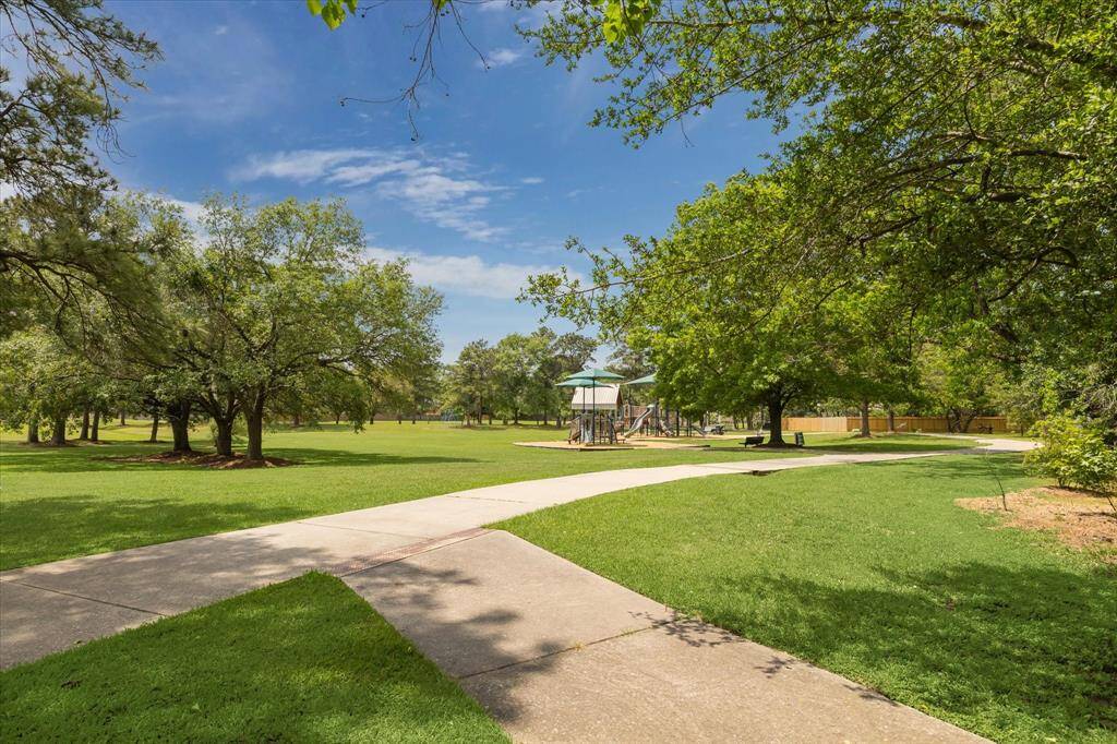 Direct access to nature trails and Maplewood Park from your cal-de-sac.