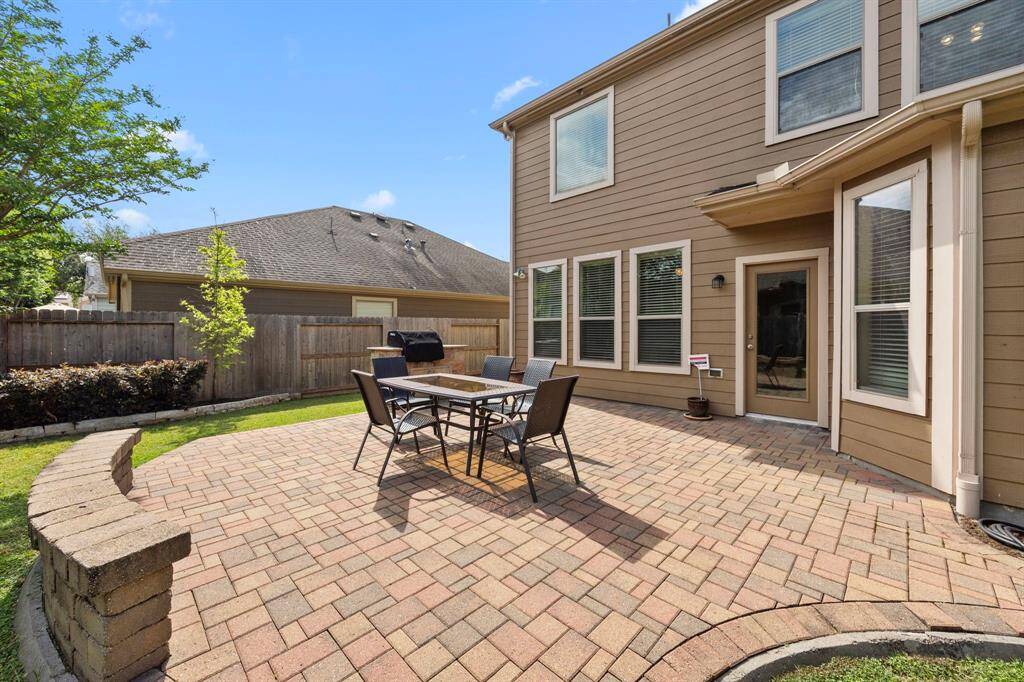 The large paver is perfectly designed for ample entertaining space while still featuring natural grass area.