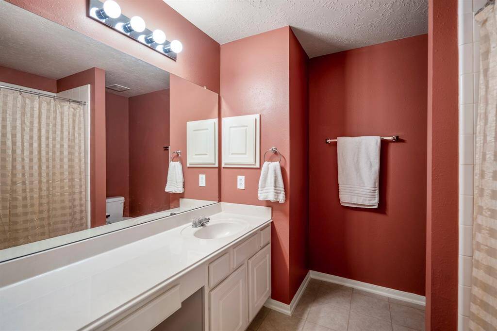 The guest bathroom offers plenty of counter space, providing both functionality and room for your essentials. It’s a perfect spot for guests to feel at home.