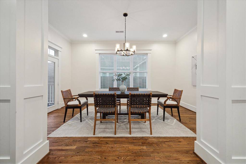 Large dining area,wonderful for dinner parties, can easily fit a 12-seat dining table.