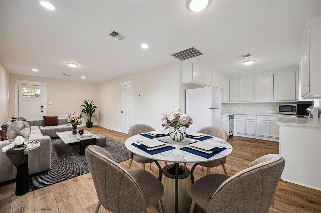 (Virtually stage) Apartment living, dining, kithhen. Apartment is 1 bed 1 bath apartment, attached but separate entrance.