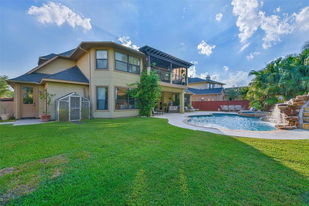 You don't sacrifice yard space because of the pool!