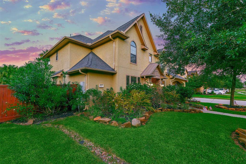 Beautiful home located on a cul de sac lot, in the Northfield Estates section of the Forest of Friendswood. Elevation of the stucco with stacked stone entryway. French drain & sprinkler system!