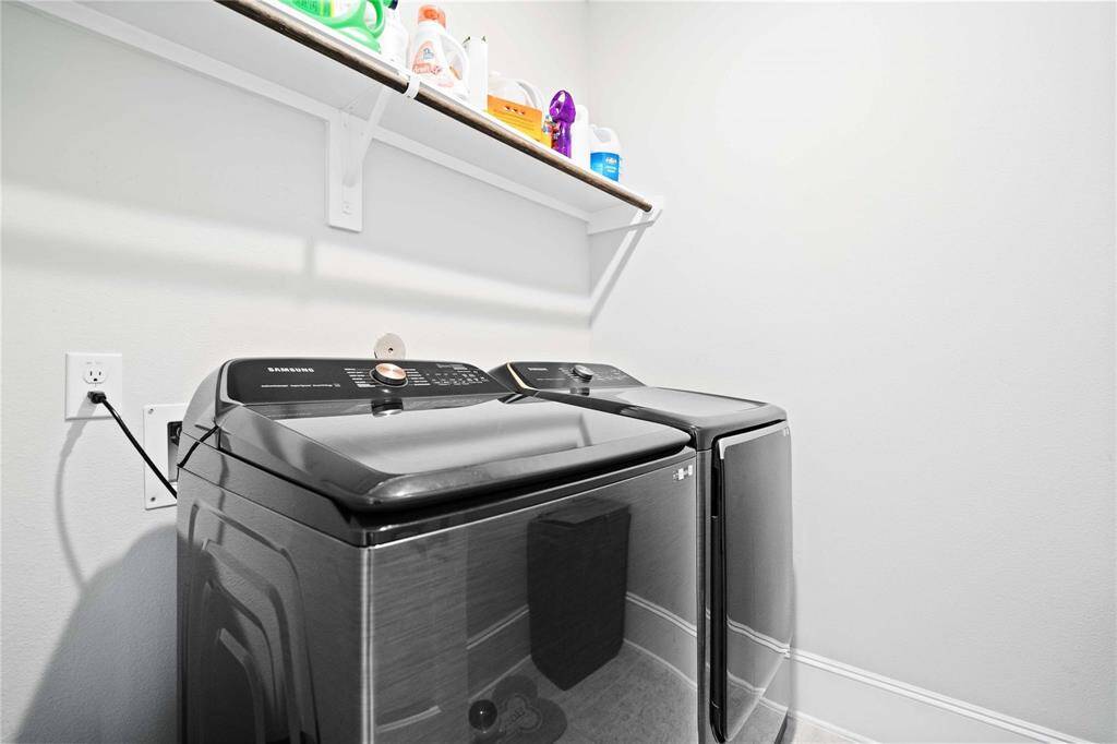 washer dryer in wash room