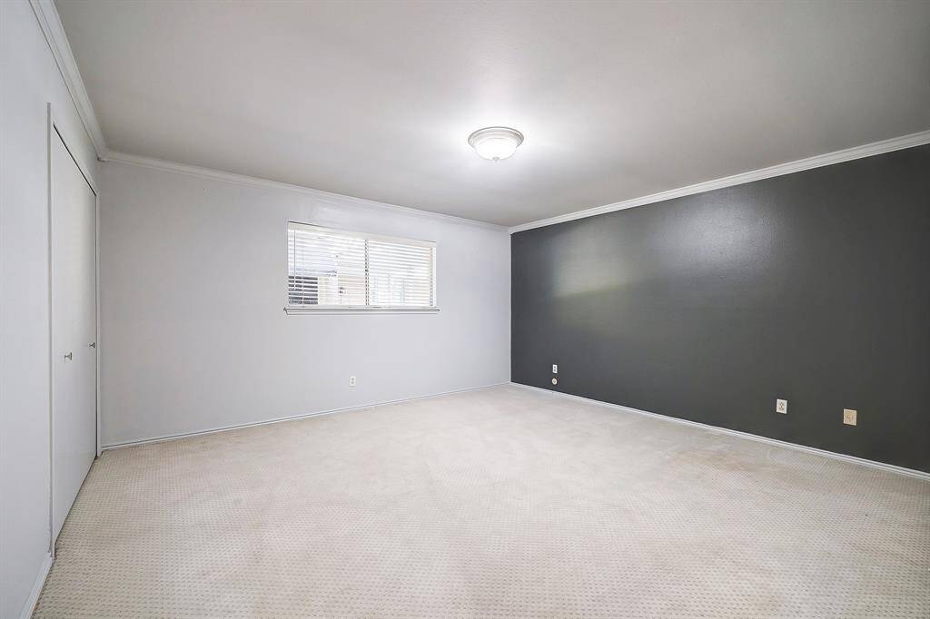 Large primary bedroom.