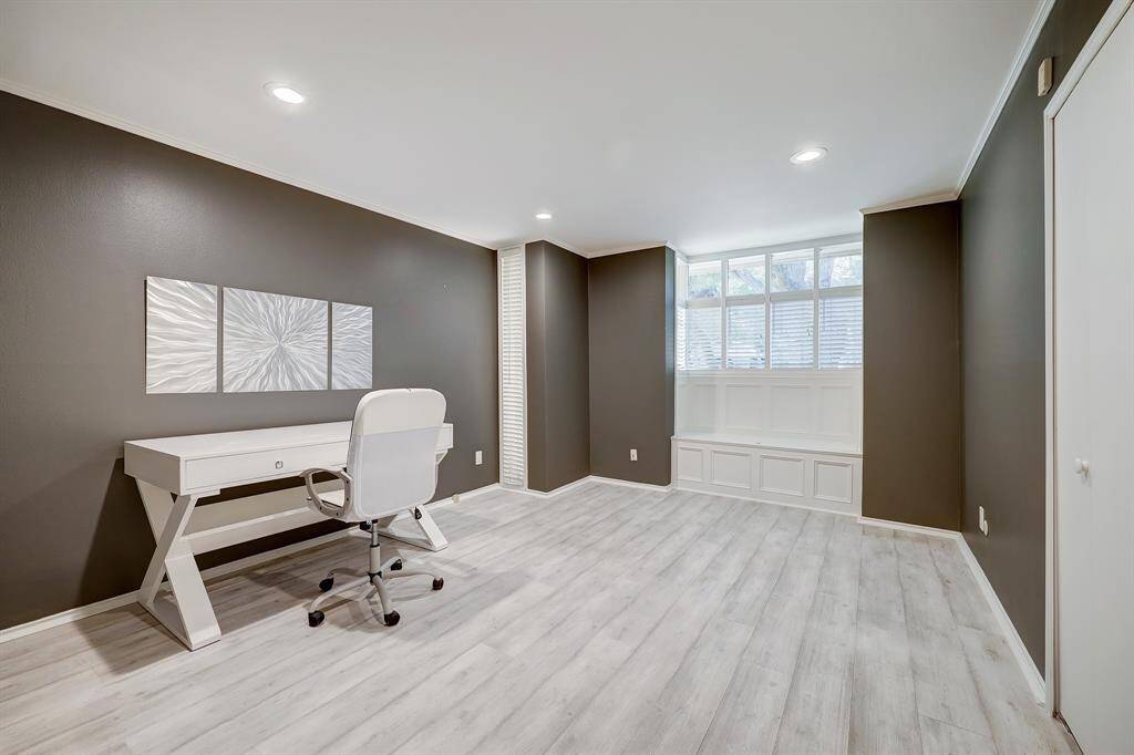 Secondary bedroom.