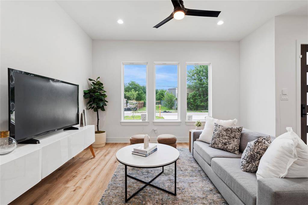 This bright and open living space is designed to maximize natural light and create a welcoming atmosphere, perfect for relaxation and everyday living.