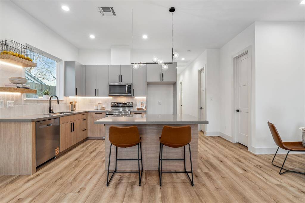 A stylish and convenient island offers the perfect opportunity for friends and family to keep you company.