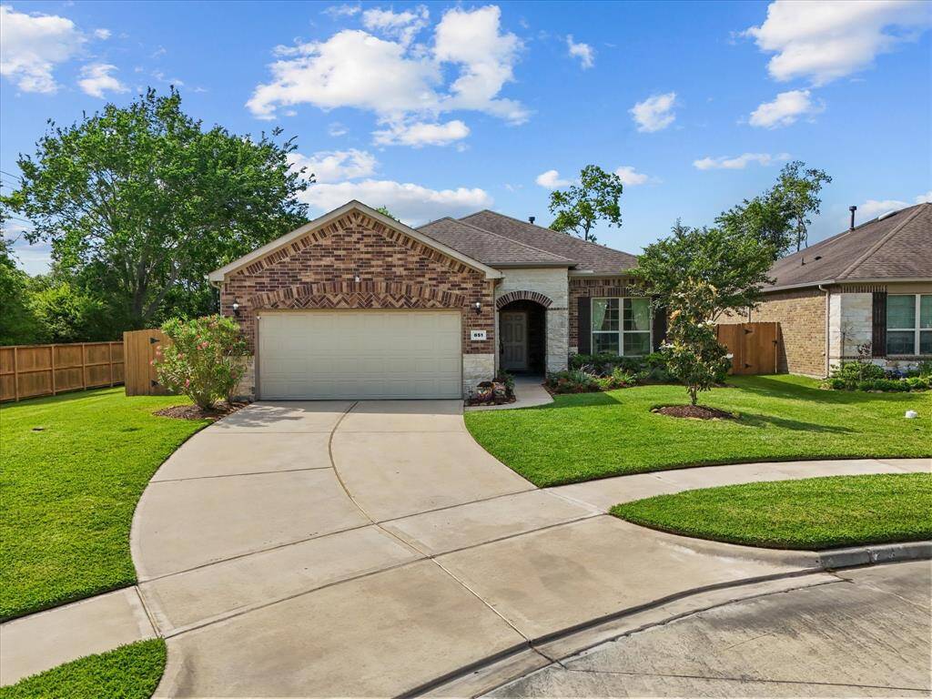 Lots of parking available in this cul de sac and double wide drive way!