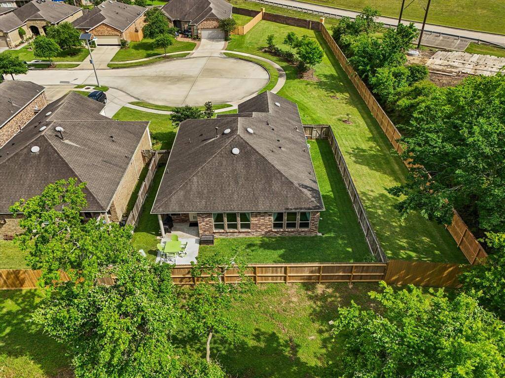 Ample backyard space! Enjoy many birds and squirrels frolicking while relaxing on your covered back patio!