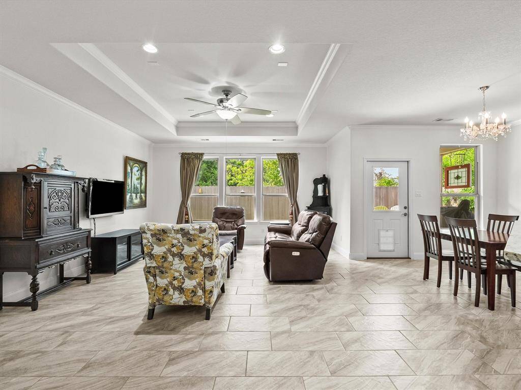 Bright open space, living is open to the breakfast and kitchen.