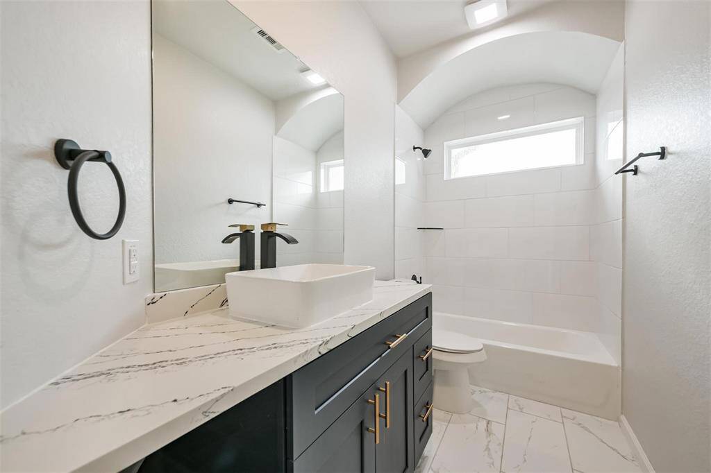3rGuest/Hall Bathroom