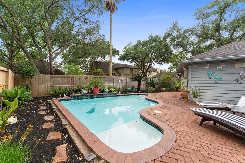 Enjoy the beautiful backyard with the adorable cocktail swimming pool.