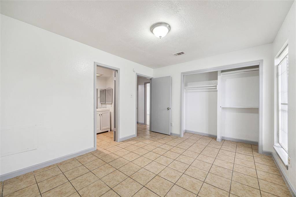 Large principal bedroom with en-suite bathroom and closet