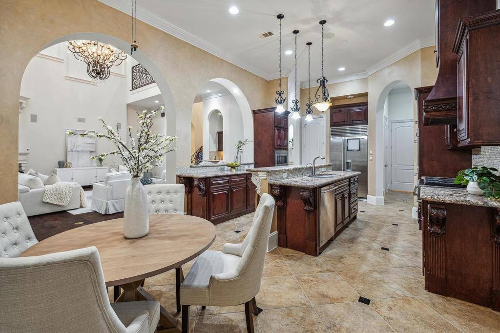Gracefully flowing into the kitchen, this light-filled dining space offers a seamless setting for relaxed luxury and refined entertaining.