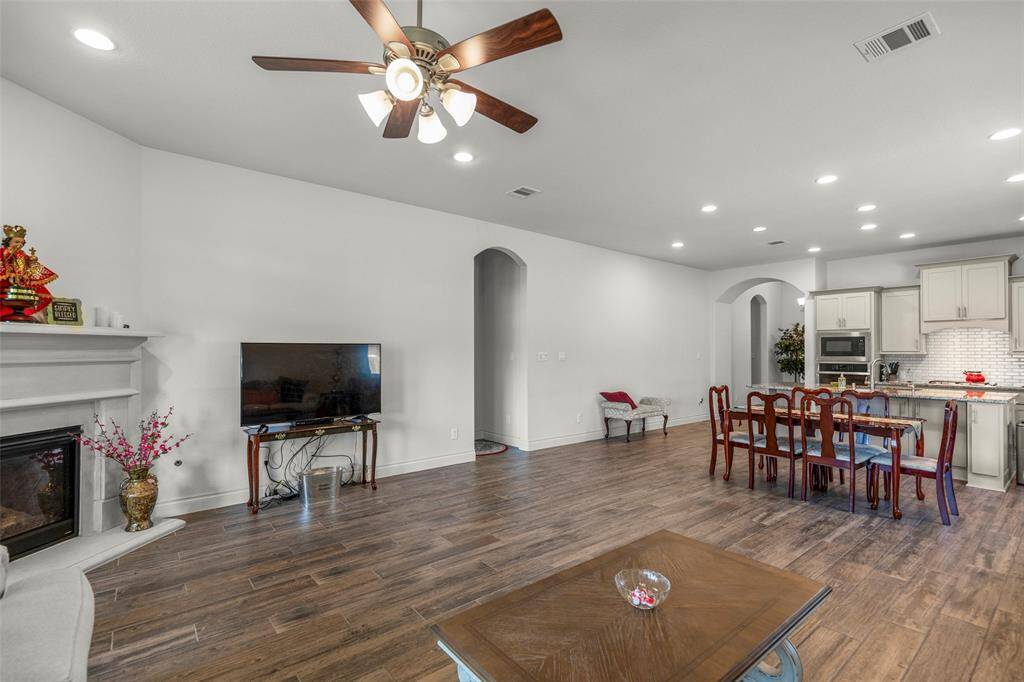 Don't we love an open concept layout?!