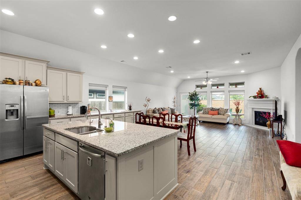 Spacious island in the kitchen!
