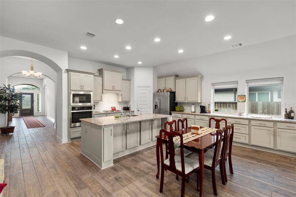 Beautiful kitchen, the layout gives you so much space to move around!