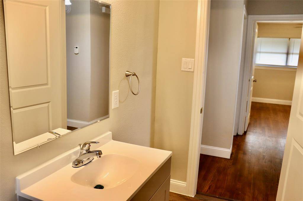 Full secondary bathroom
