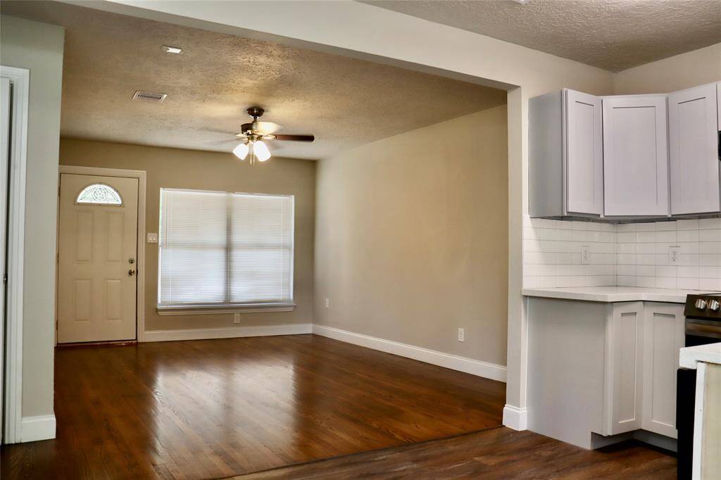 Kitchen/dining combo