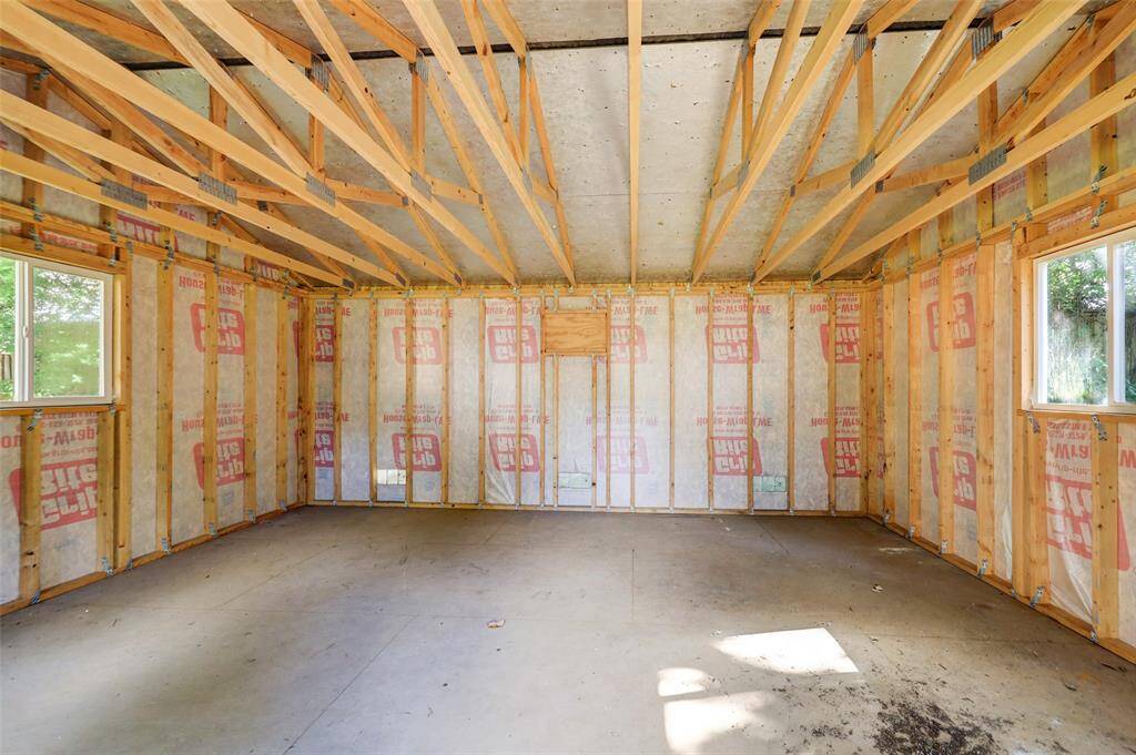 This GIANT, pristine shed in the back lawn is ideal for storing yard and garden tools, or make it into a marvelous sun room!