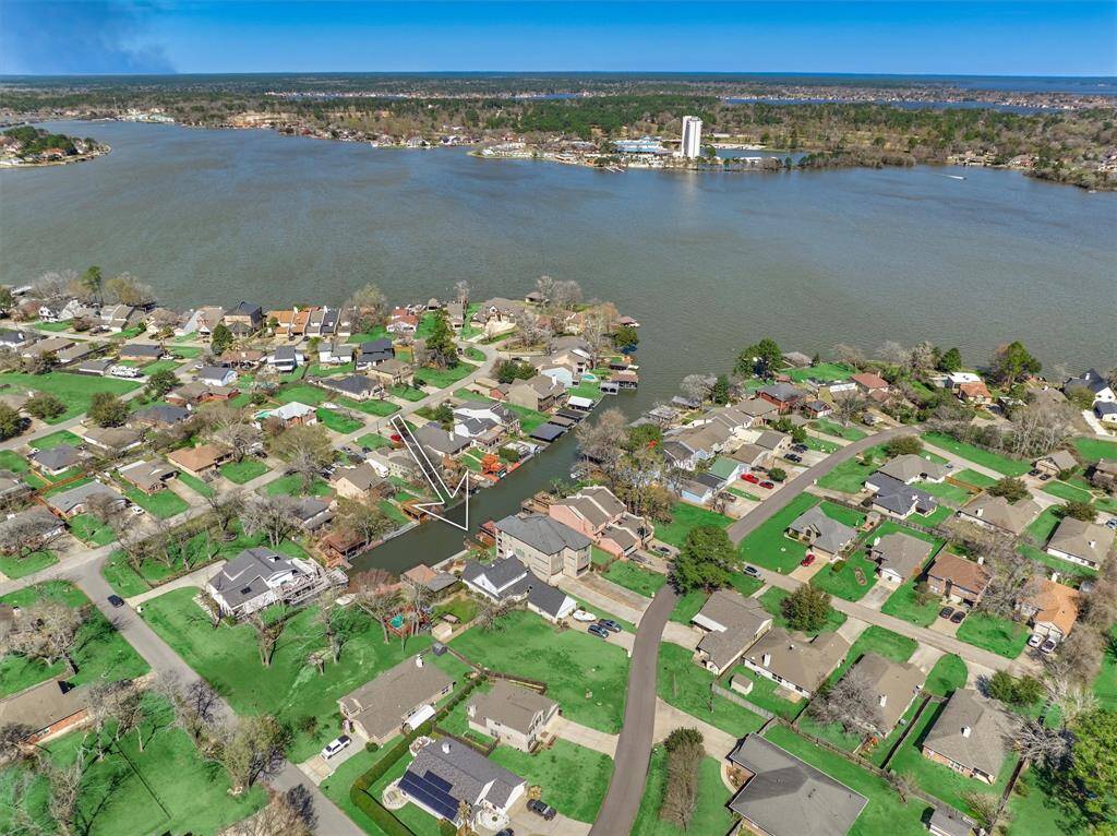 This home sits in a protected cove on Lake Conroe and is just seconds to open water and a quick ride to Margaritaville and other area lakeside restaurants.