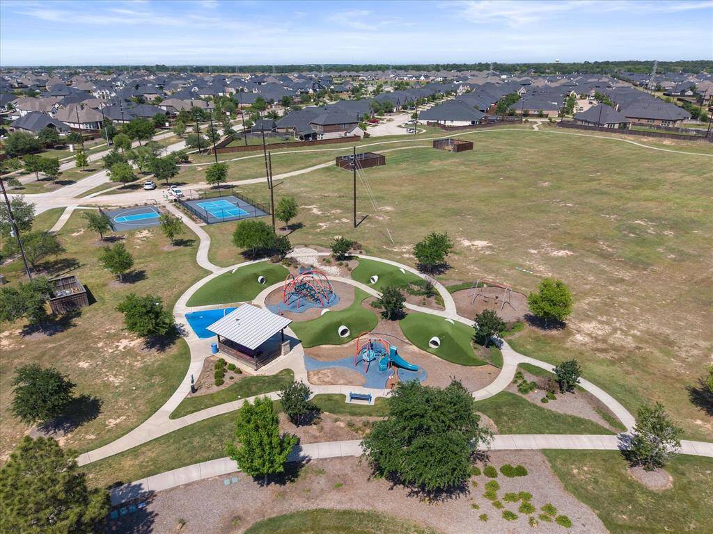 Cane Island is zoned to highly acclaimed Katy ISD schools and offers convenient access to I-10 for an easy commute to Houston. With beautifully landscaped streets, diverse architectural styles, and a warm, welcoming atmosphere, Cane Island offers an exceptional lifestyle.