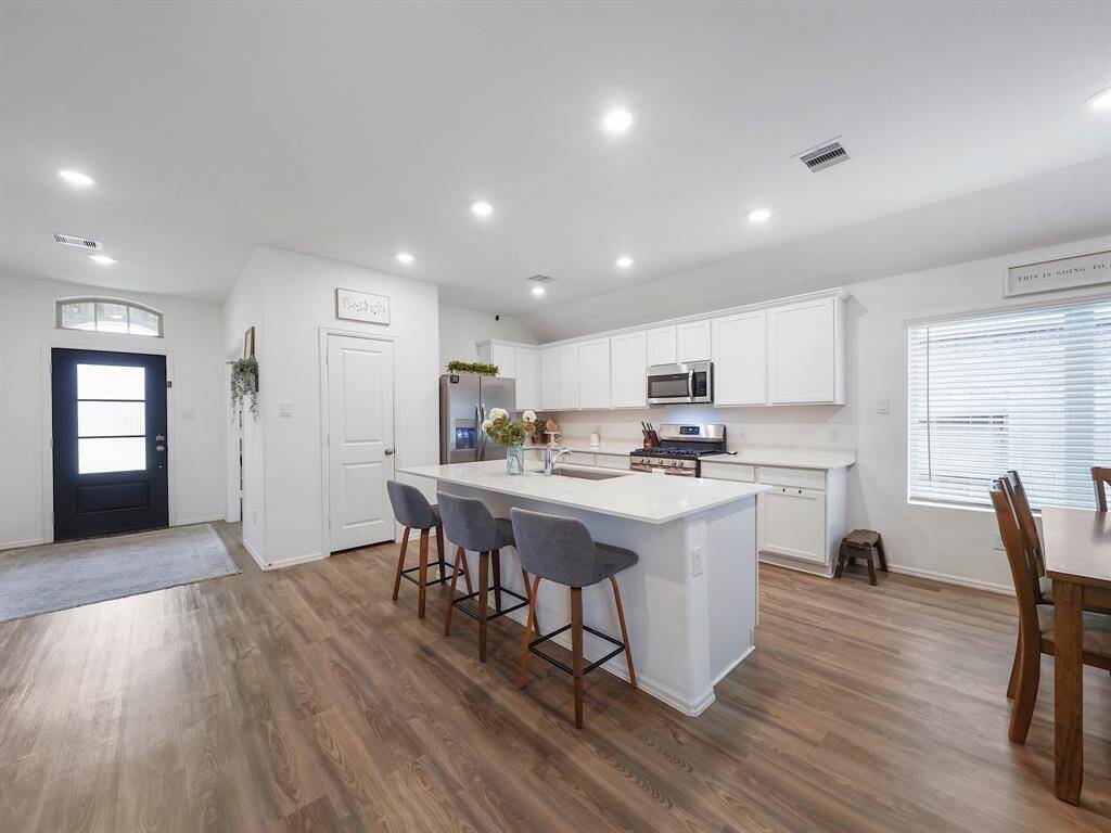 Alternative view of the kitchen.