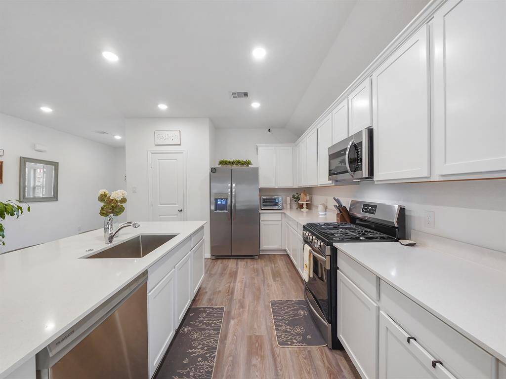 Experience convenience with a large one-basin sink on the kitchen island, perfect for effortless meal prep and cleaning up.