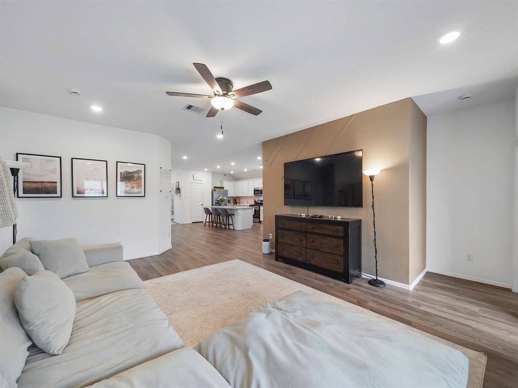 This spacious living room is designed for comfort and style, providing an inviting atmosphere perfect for relaxation and entertainment.