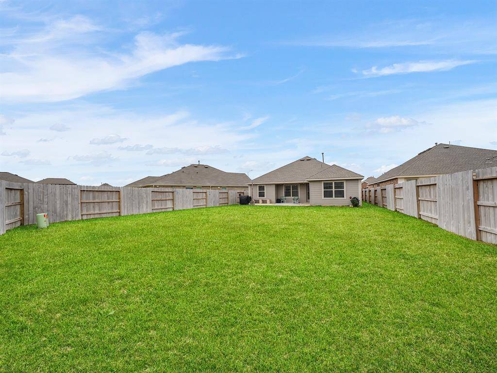 Transform this expansive backyard into your personal paradise! With ample space for a garden, entertaining, or relaxation, it's the ideal blank slate for your dream outdoor oasis.