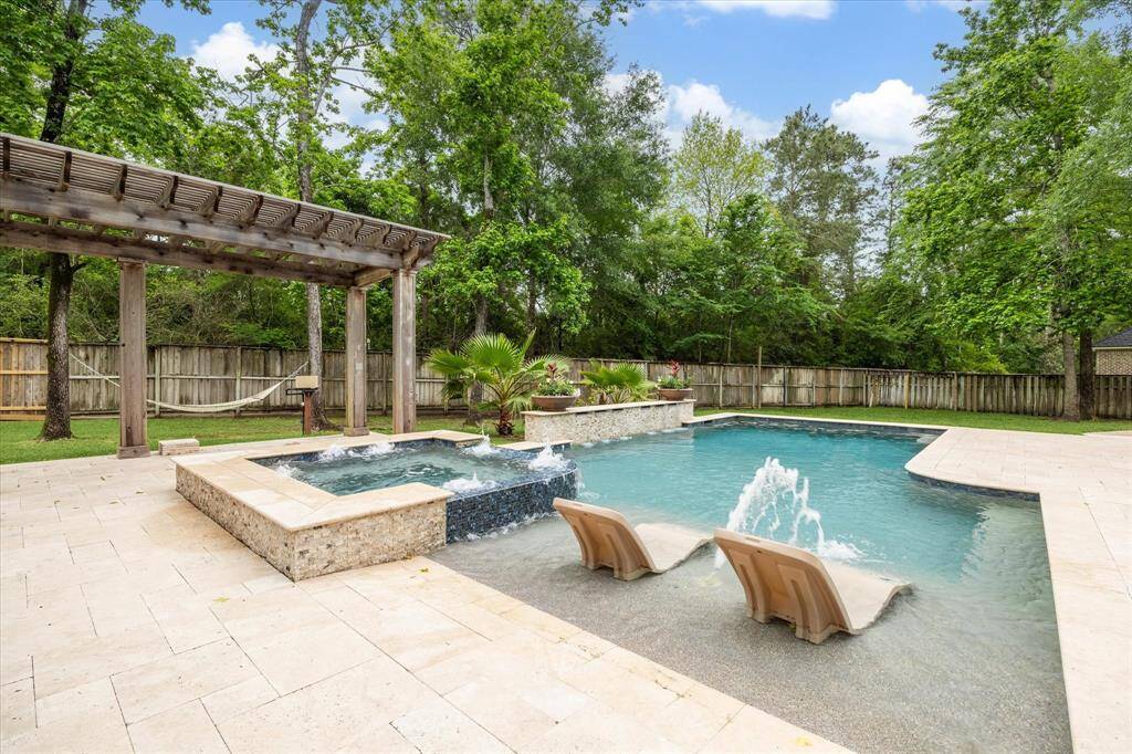 Thoughtfully designed for both leisure and entertainment, this pool includes a tanning ledge with soothing water features. Ideal for unwinding with a drink or providing a shallow, playful area for children.
