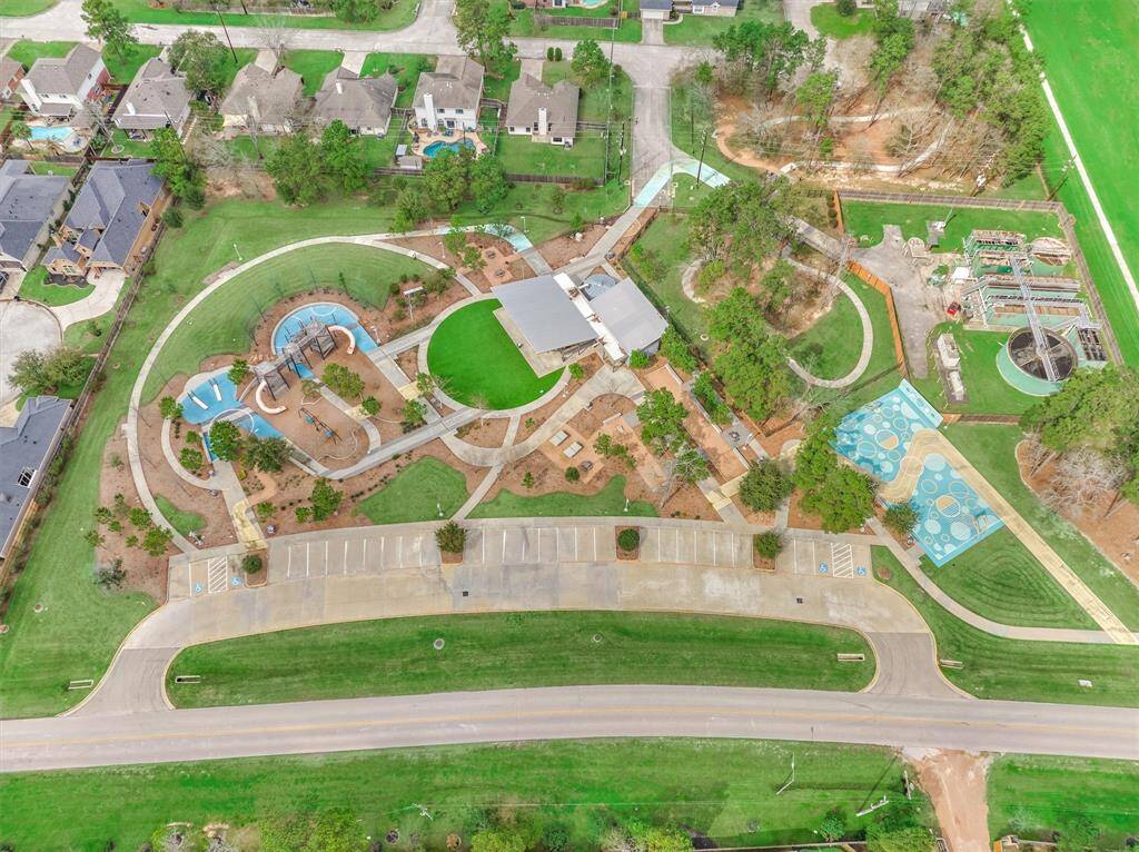 The Villas neighborhood sits next to a stunning park featuring a basketball court, dog park, climbing bars, and an outdoor stage for live entertainment.