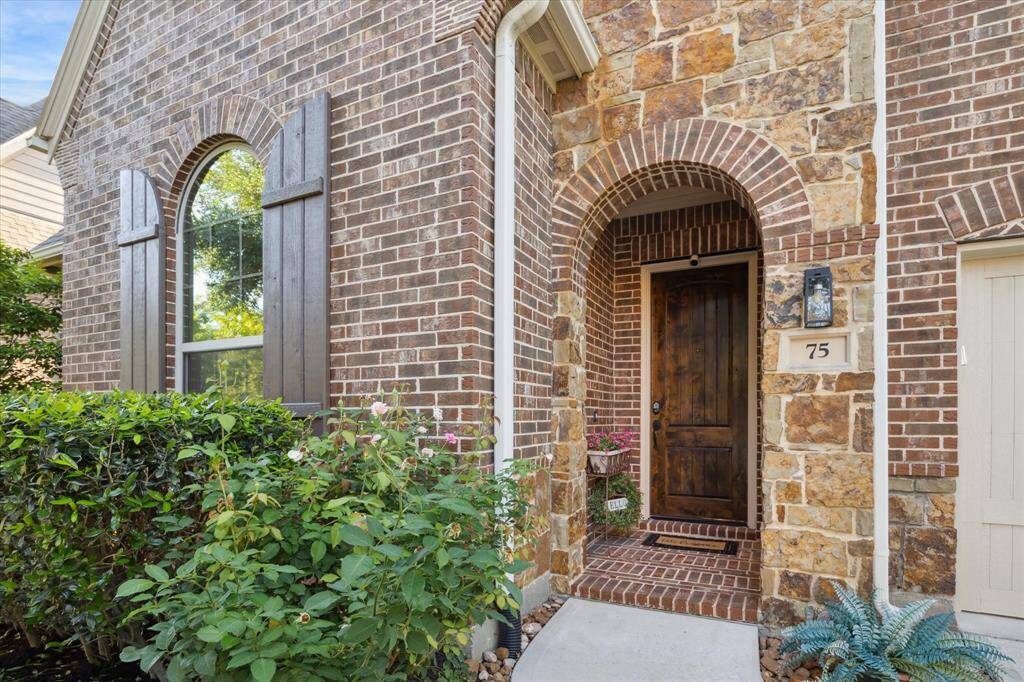 Inviting front door.