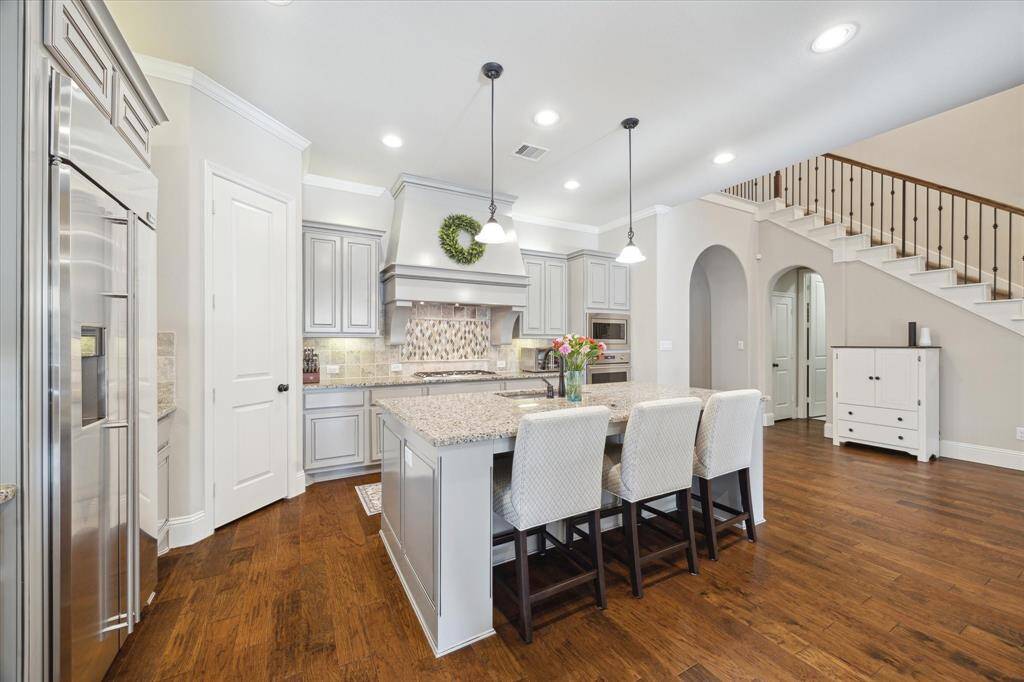 Walk in pantry, space at breakfast bar.