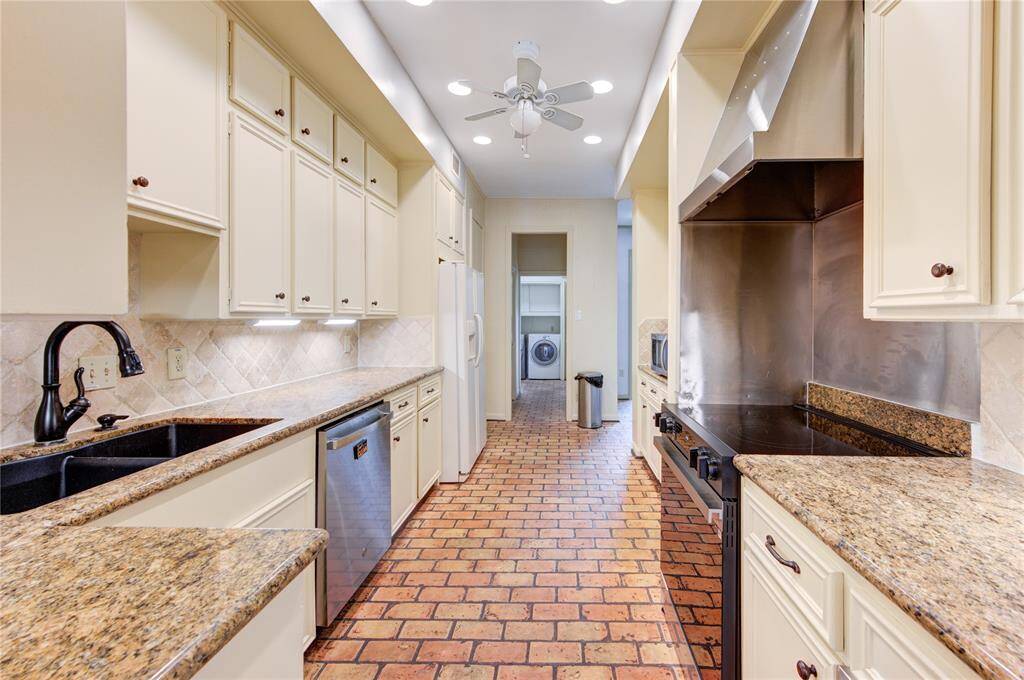 Spacious kitchen with granite countertops and a brand new range!
