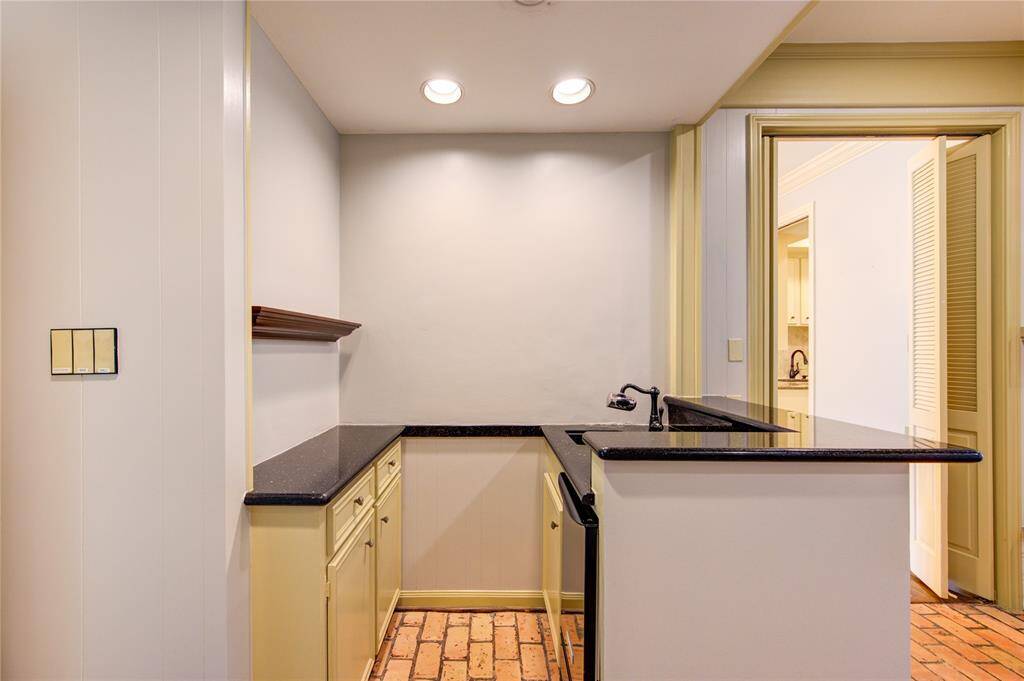 Another view of the wet bar and built-in ice machine!