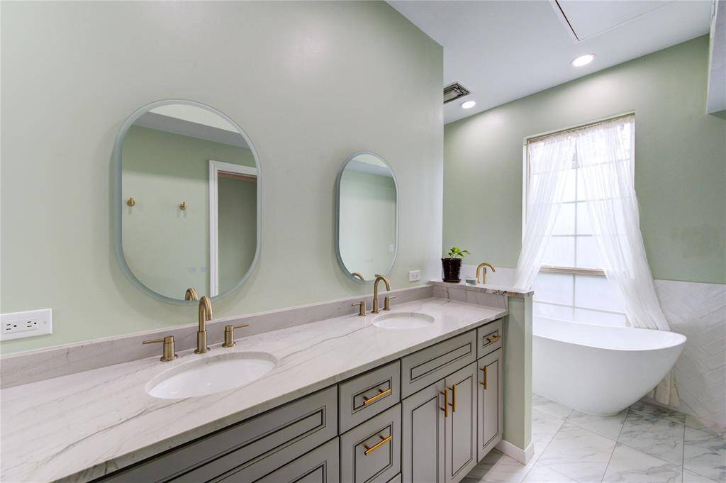 Fully updated primary bathroom!