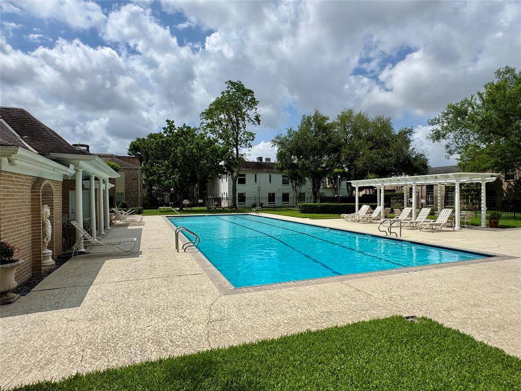 Sparkling community pool with plenty of room to relax!
