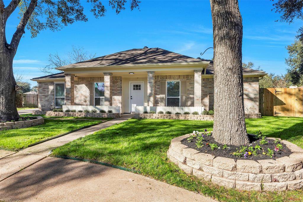 It boasts excellent curb appeal and is ready for its next owner to make it their own.