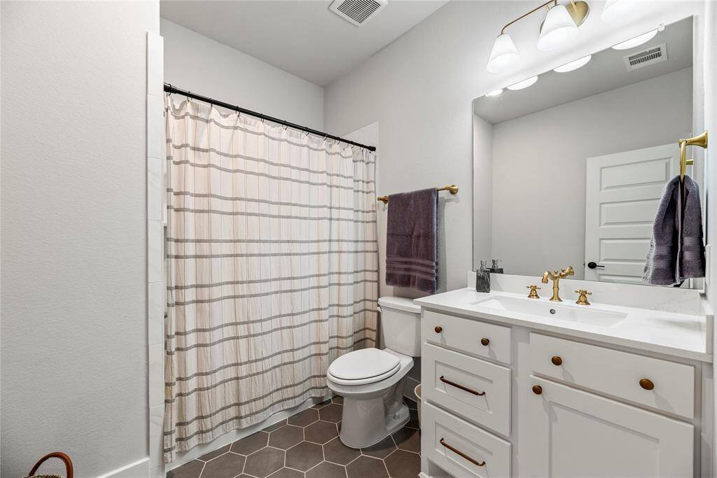 The en-suite bath for your third bedroom with large vanity.